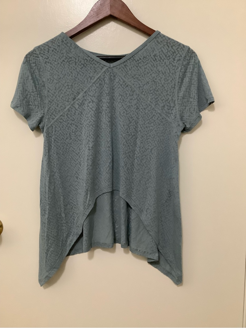 Lululemon Loop Round Tee - Picture 2 of 3
